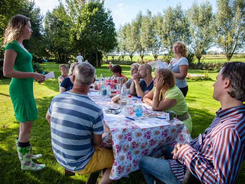 presenteren tussen de bomen