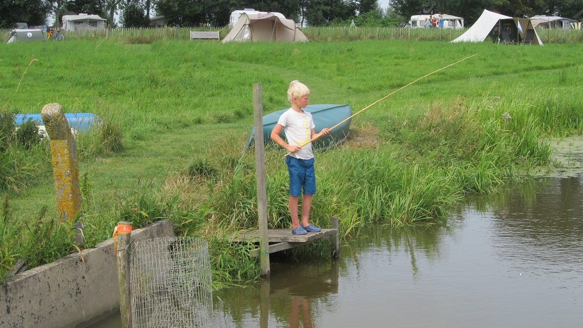 Opgroeien op een camping vissen