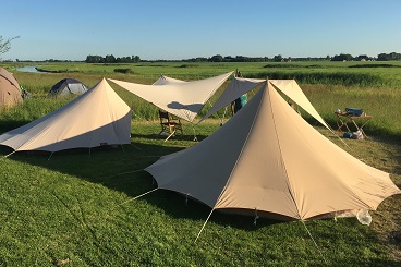 tentjes in het veld