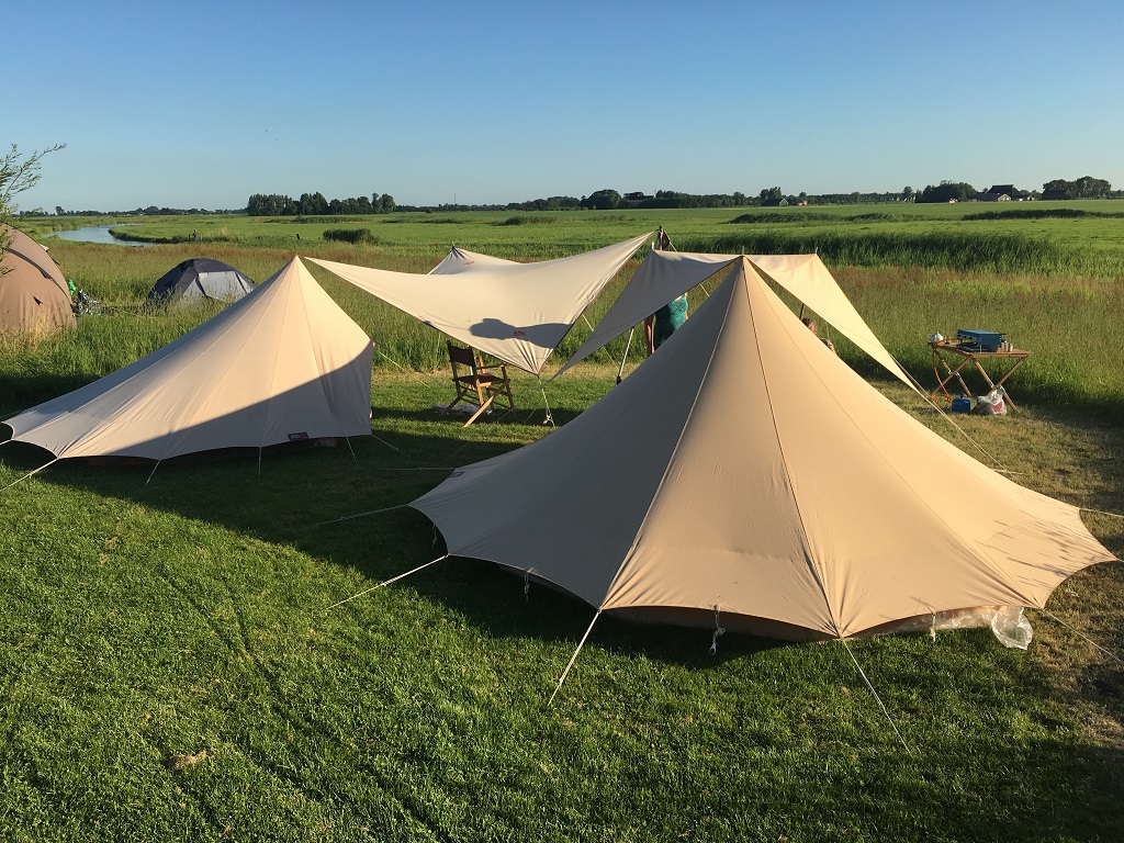 de Waard tents in the fields