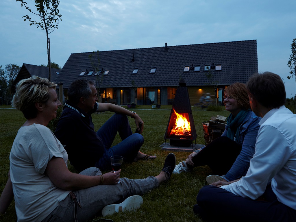 sfeervol in de avond bij het vuur