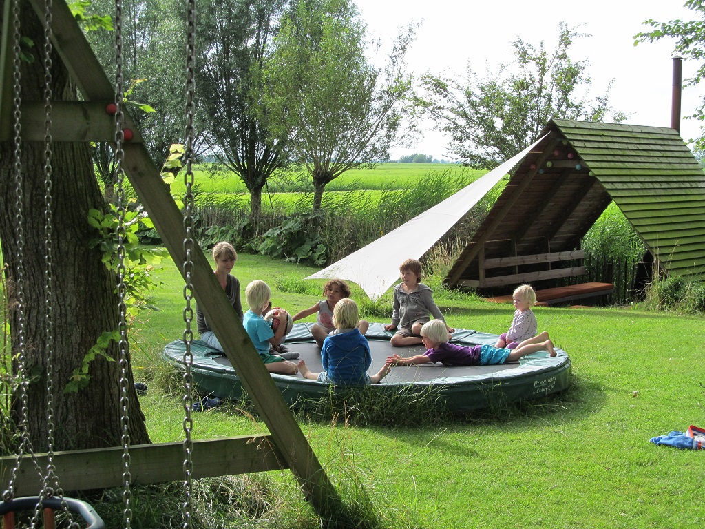 chillen op de trampoline