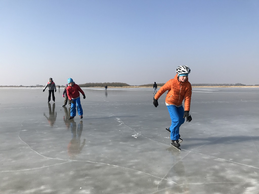 Eislaufen an der Ezumakeeg am Lauwersmeer
