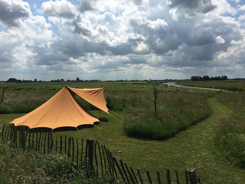 de Waard tent in het veld