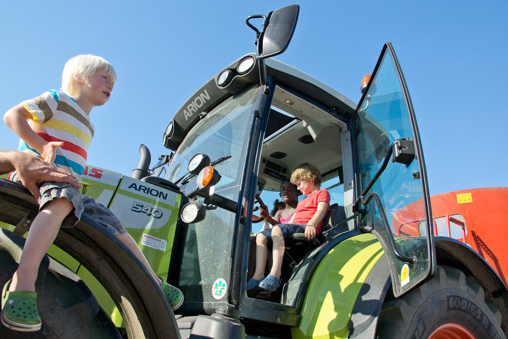 op boerderij-excursie bij de buren