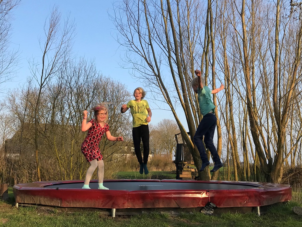 großes Trampolin für die Jugendlichen