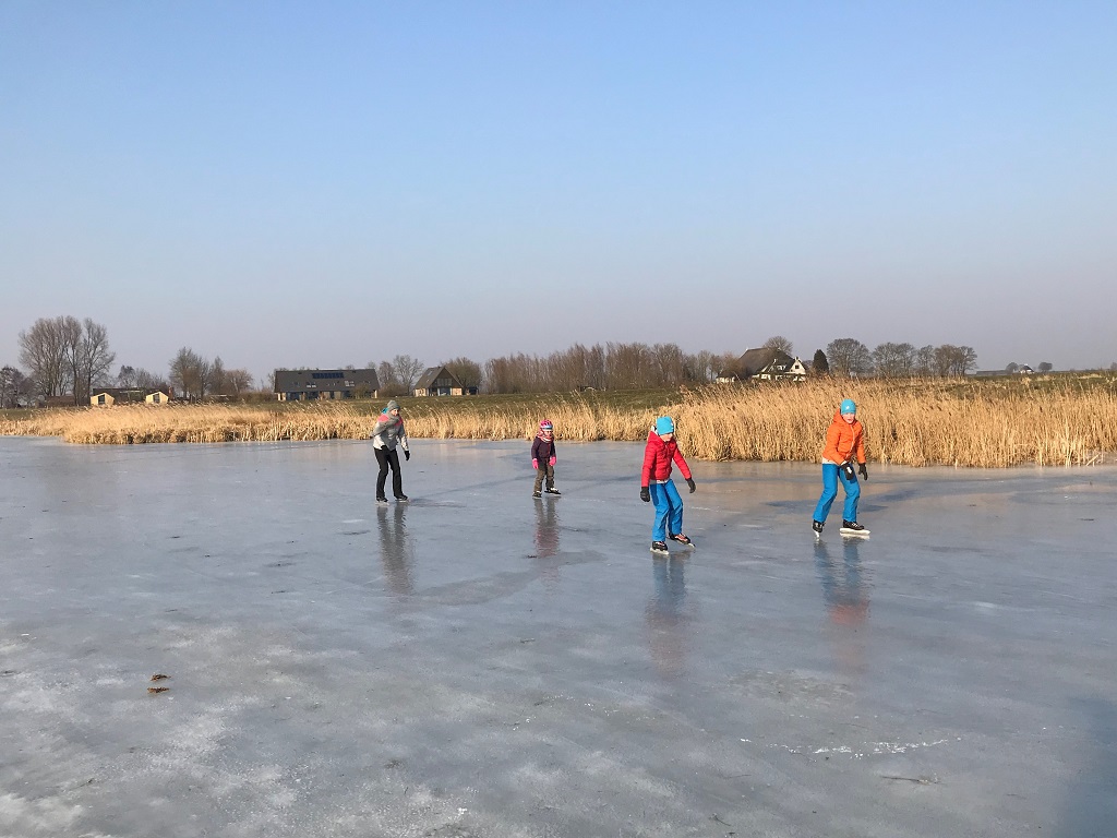 schaatsen in onze achtertuin