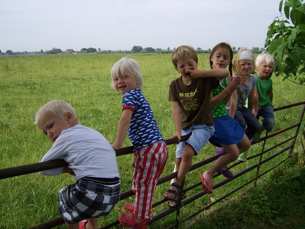 Freunde auf dem Campingplatz