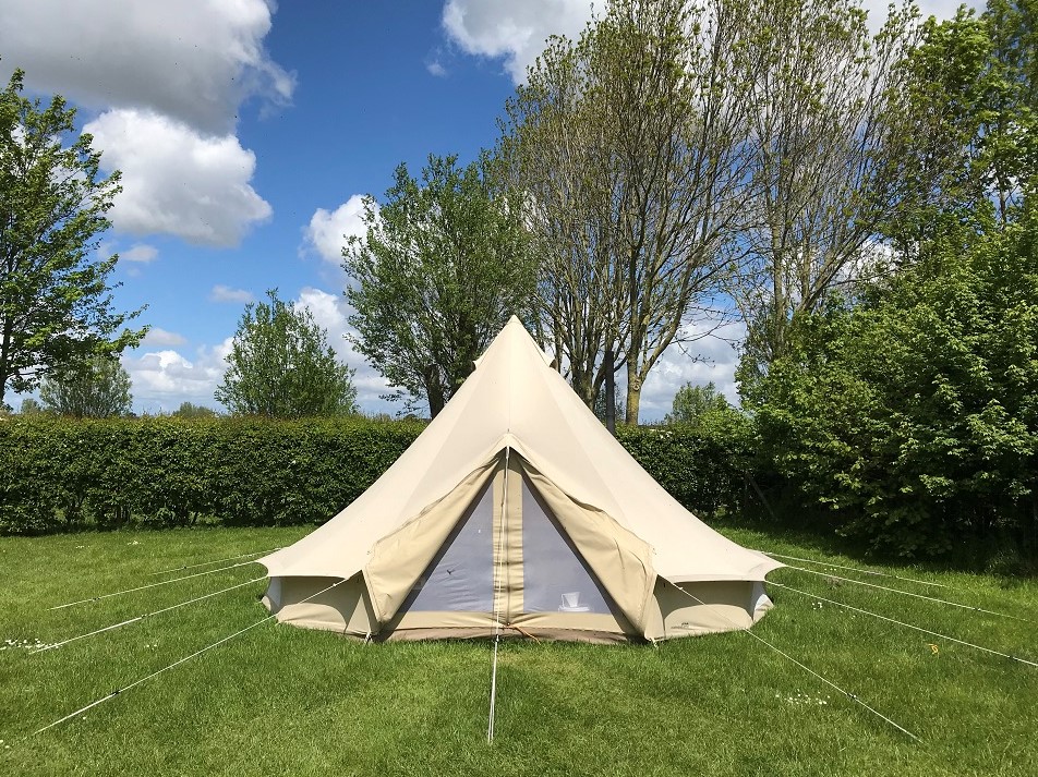 bell-tent in het veld