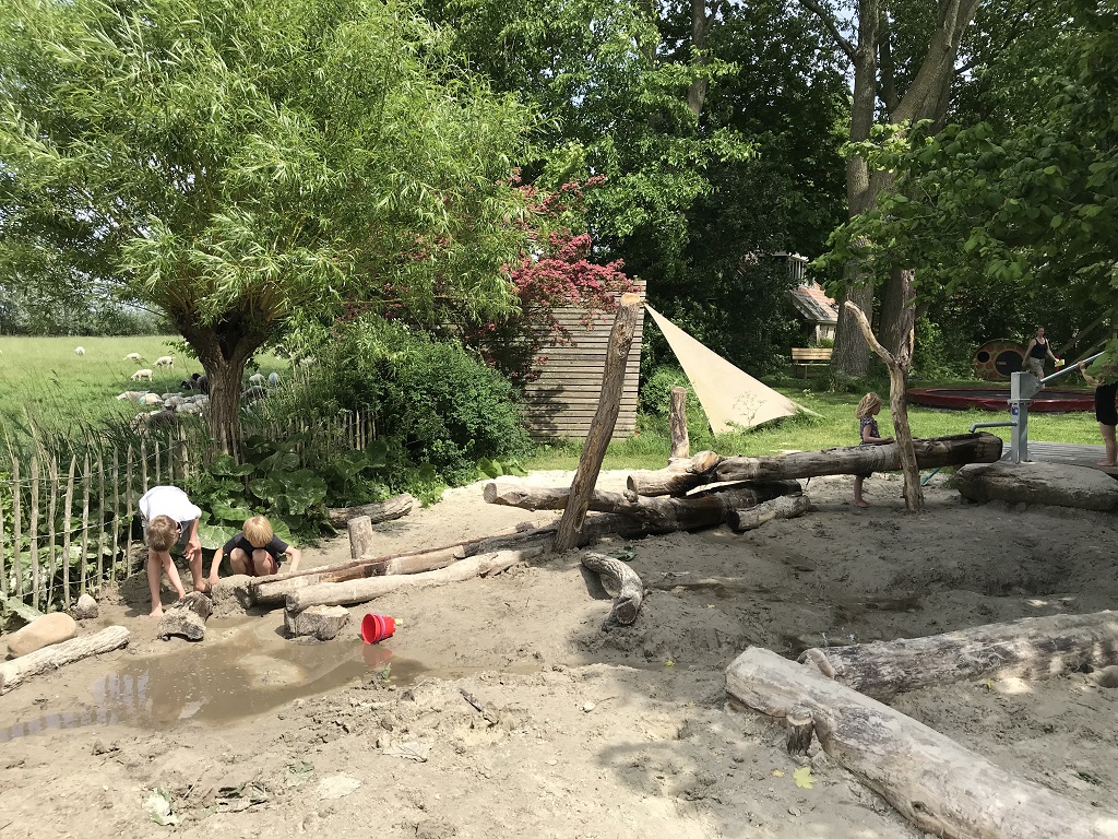 Wasserspielplatz mit Wasserpumpe