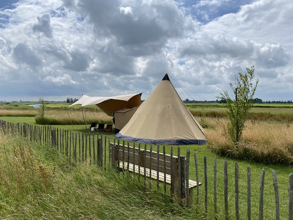 Tipi tent in het veld minicamping Friesland