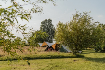 <font size="4" color="grey">NATUURKAMPEERTERREIN</font>